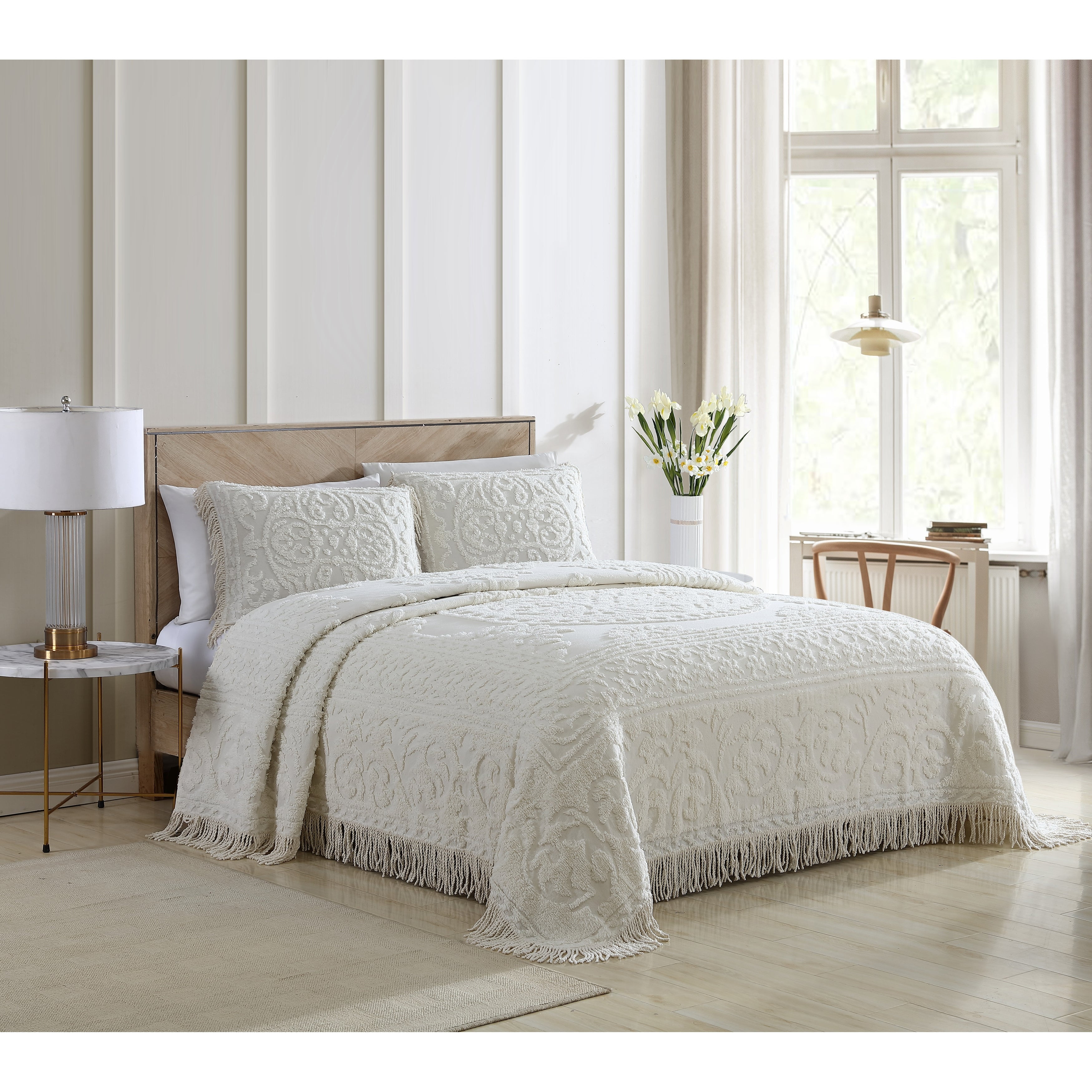 Medallion Chenille Bedspread. Ivory Queen