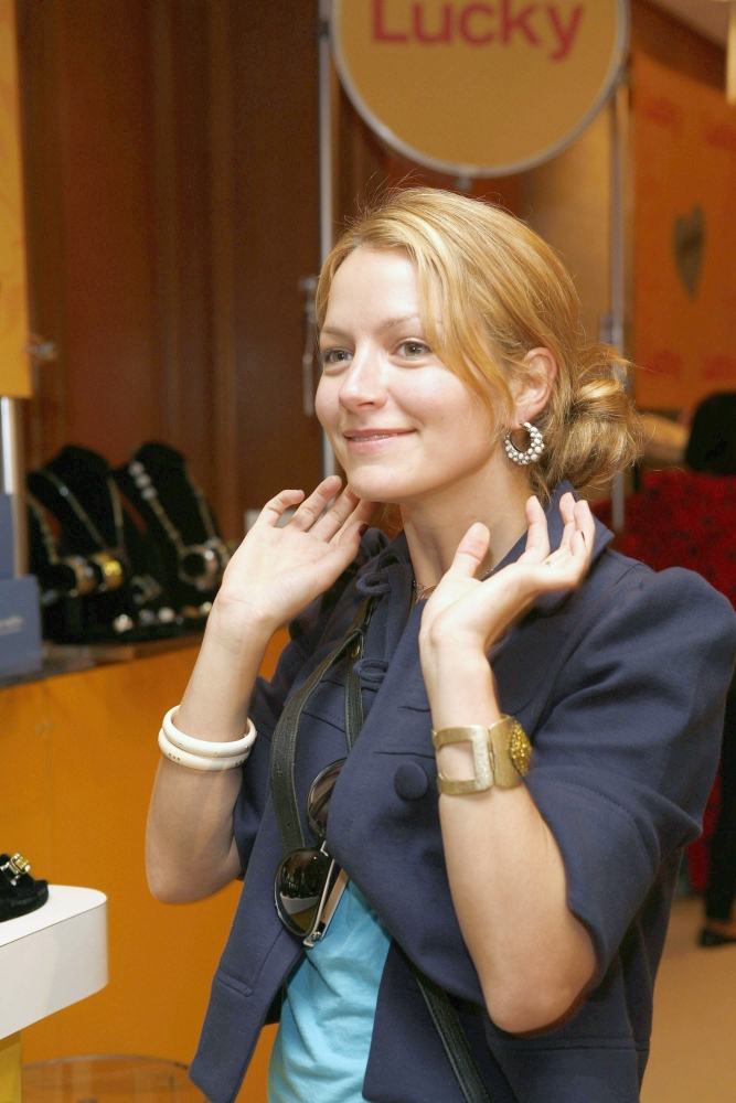Becki Newton Inside For Lucky Club Gift Lounge For The 2007-2008 Tv ...