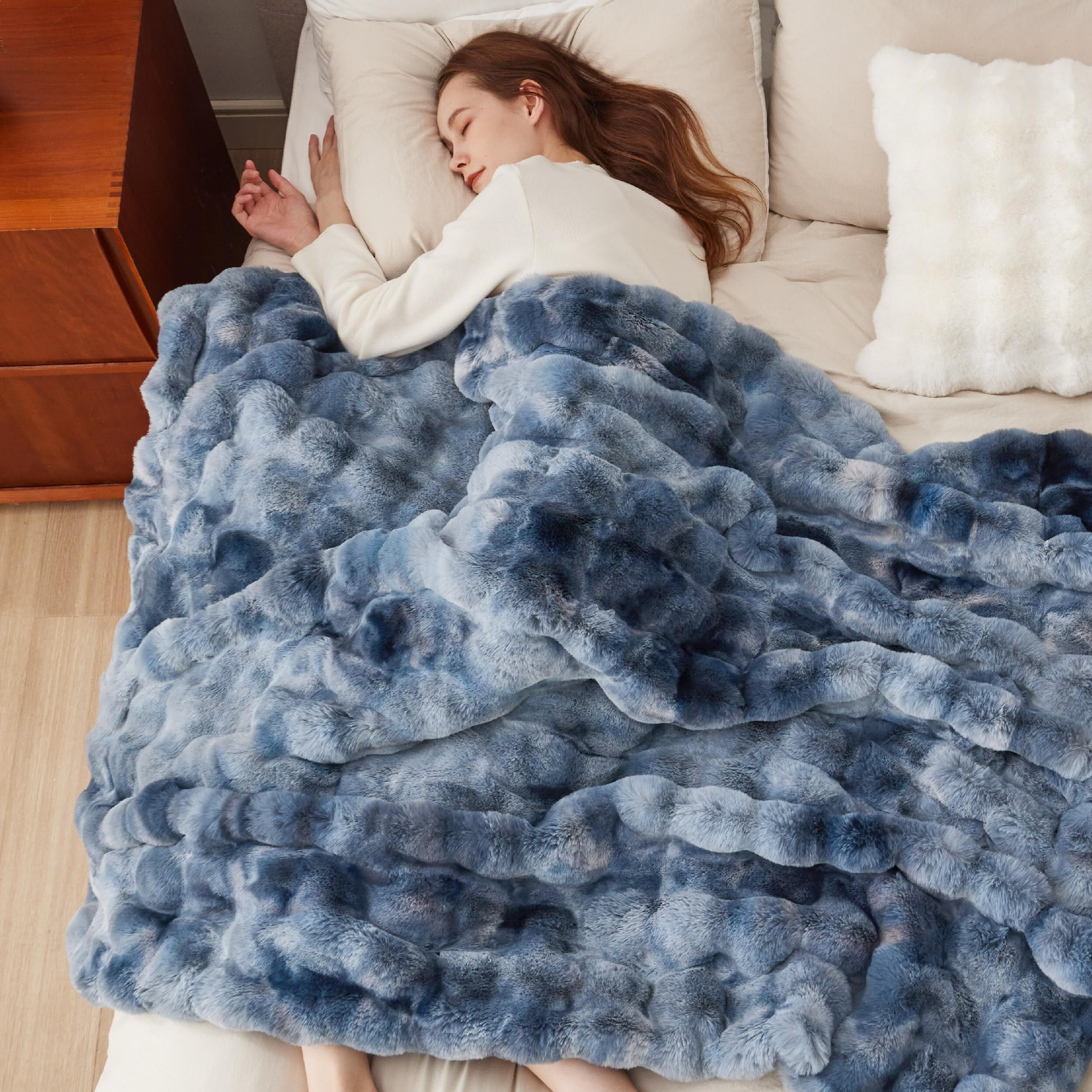 Bedsure Faux Fur Blanket, Grey Soft and Fluffy Blanket, Fuzzy Cozy