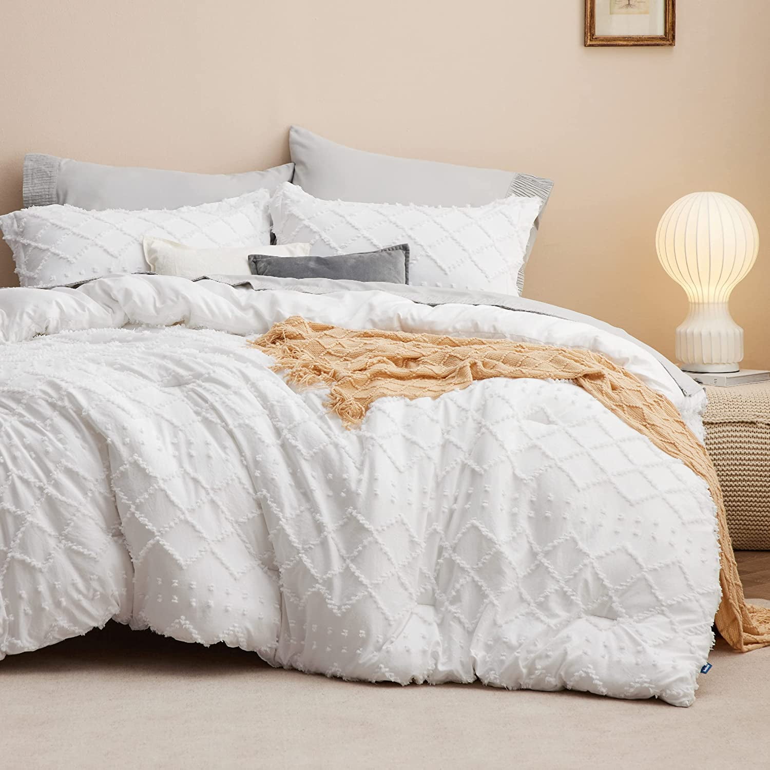Cozy Comfort Queen Comforter Set - White Comforter, Boho Tufted Shabby Chic Bedding Comforter Set, 3 Pieces Vintage Farmhouse Bed Set for All Seasons, Fluffy Soft Bedding Set with 2 Pillow Shams