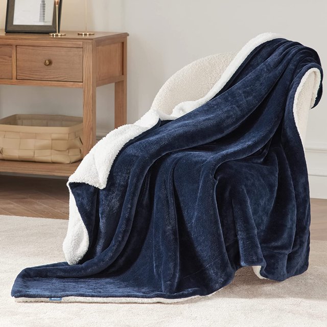Bedsure Sherpa Fleece Throw Blanket Twin Size Navy Thick and Warm