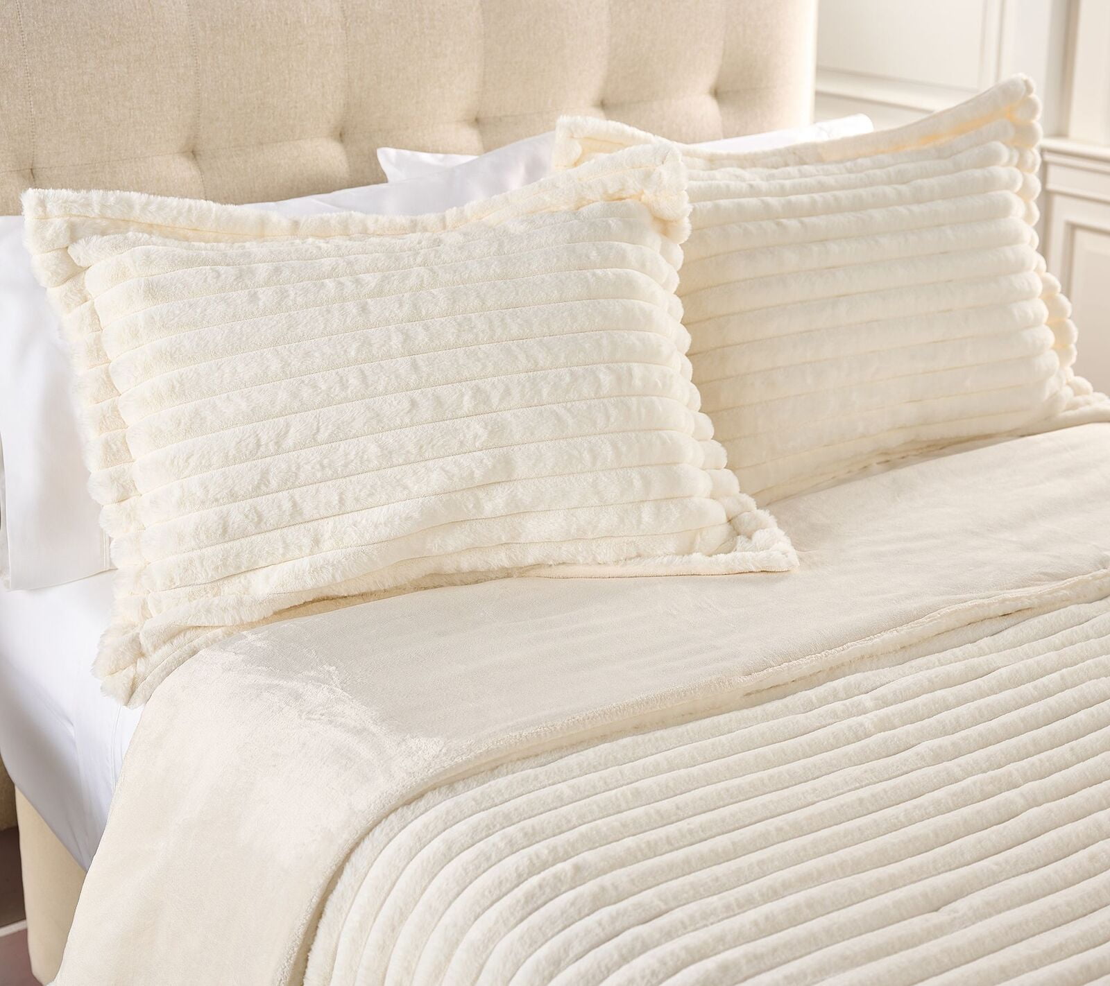 Berkshire Jacquard Fur & Velvetsoft Coverlet Set - Twin in Ivory