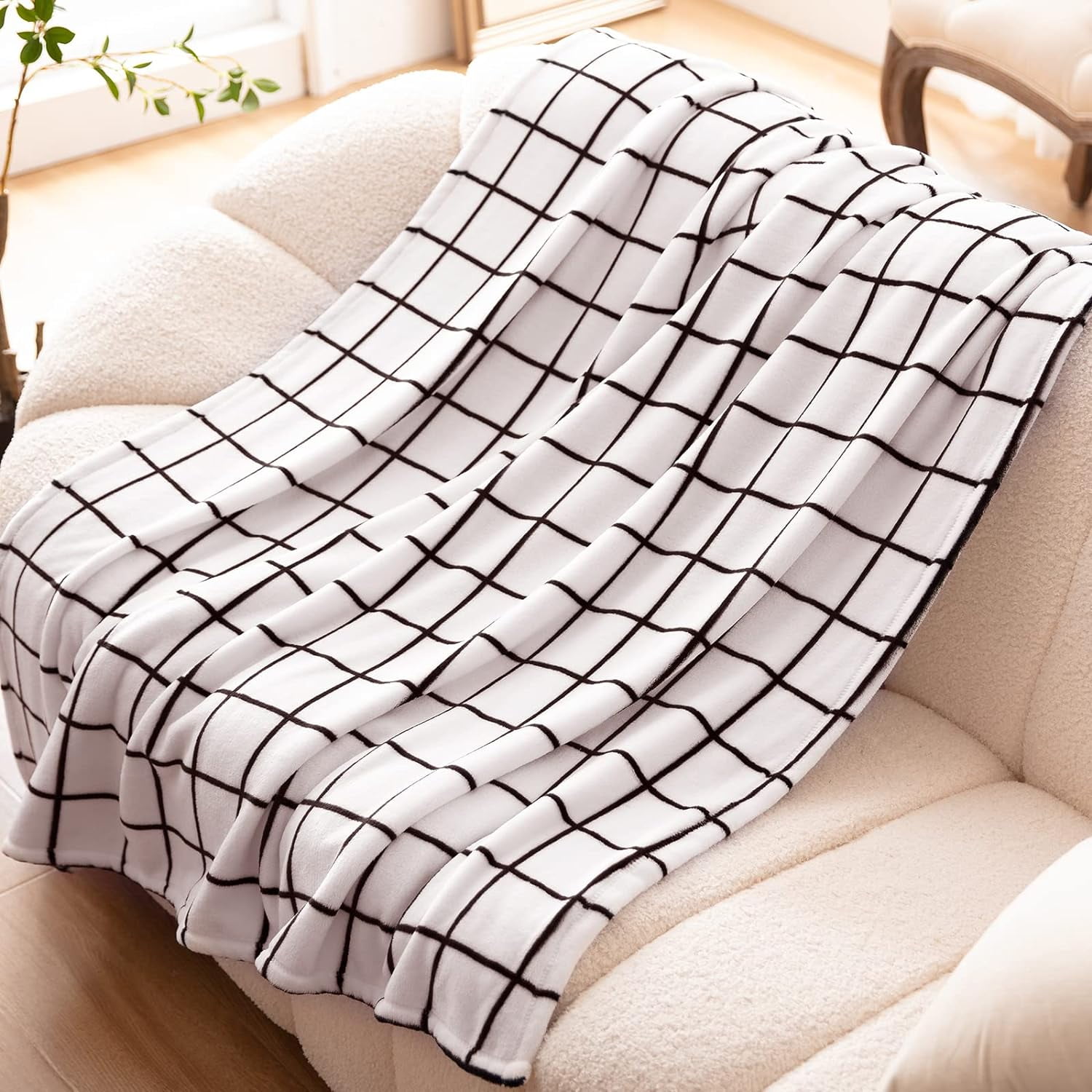 Bertte Fleece Throw Blanket Super Soft Cozy Warm Lightweight Throw for