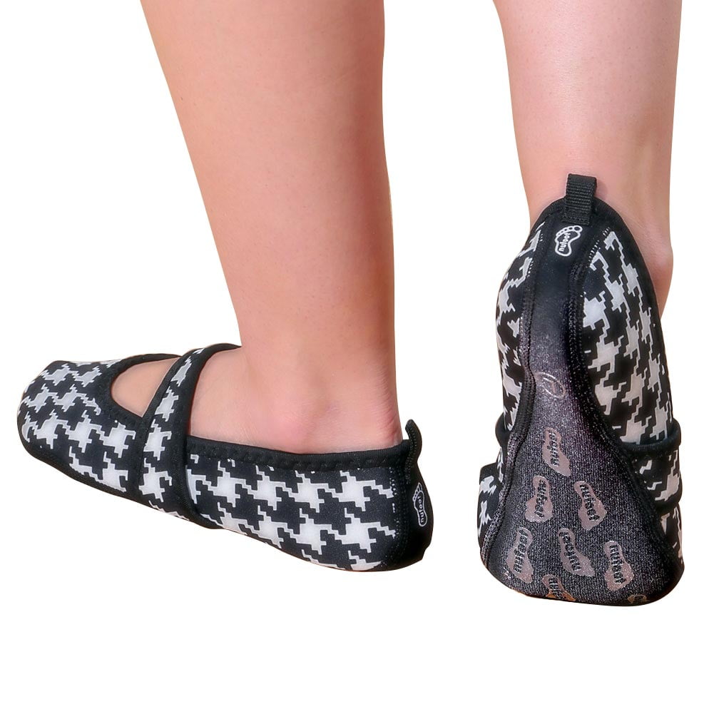 Betsy Lou Indoor Womens Shoes Slipper, Black with White Hounds Tooth, Large