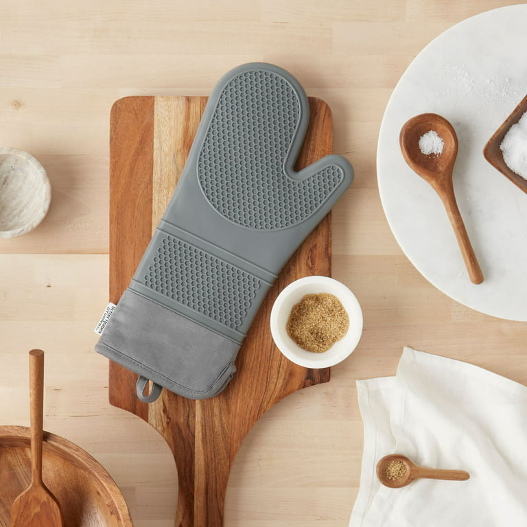 https://i5.walmartimages.com/seo/Better-Homes-Gardens-Honeycomb-Silicone-Oven-Mitt-Grey-Flannel-7-W-x-15-L-1-Piece_d7b6746f-e360-4f08-ba53-90b4a38a1417.67131495da63c6704d36f77ca860e16a.jpeg?odnHeight=768&odnWidth=768&odnBg=FFFFFF