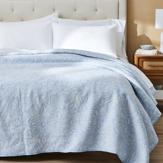 Better Homes & Gardens Floral Matelassé Quilt, King, Blue Bedding
