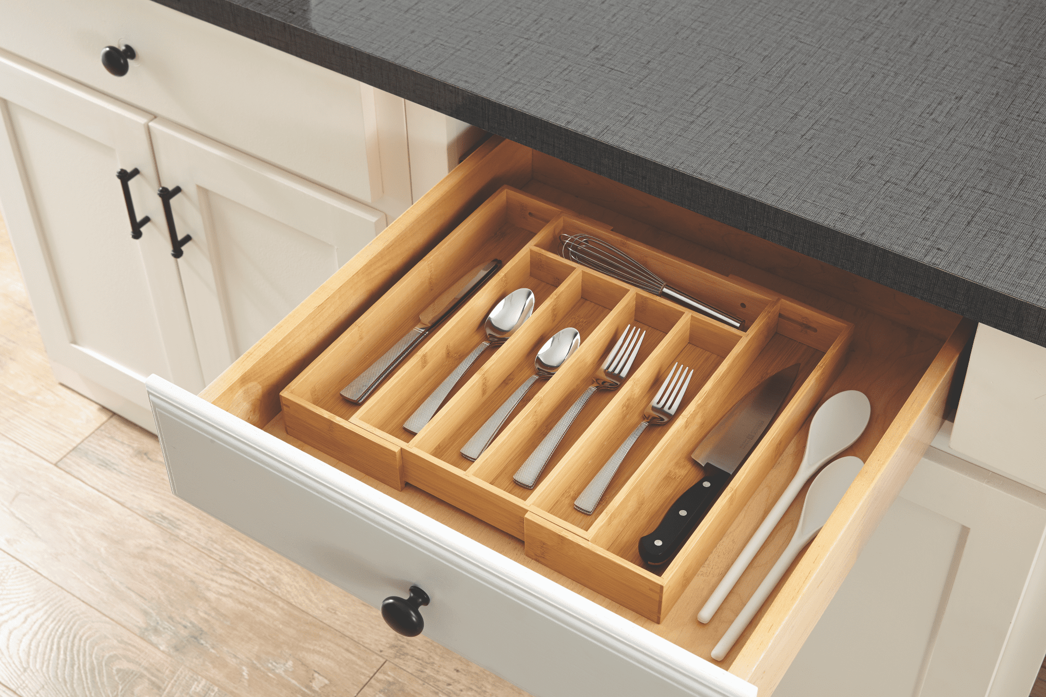 https://i5.walmartimages.com/seo/Better-Homes-Gardens-Natural-Bamboo-Expandable-Silverware-Organizer-13-98-x-10-04-15-35-x-1-97-inches_477d9d91-28f4-4f88-979f-1559ad1ee35c.f08b32e38dce7bcb55d7c5dc00b47220.png