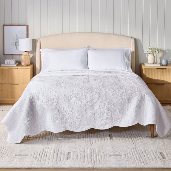 Better Homes & Gardens Paisley Medallion Cotton Quilt, King, White, Scalloped Edges