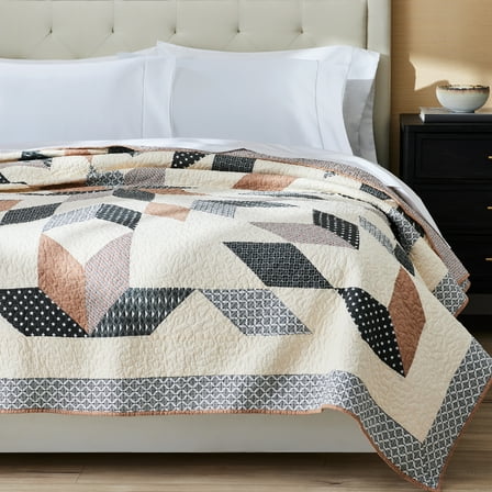 Better Homes & Gardens Starburst Patchwork Cotton Quilt, Off-White, Full/Queen, All Ages