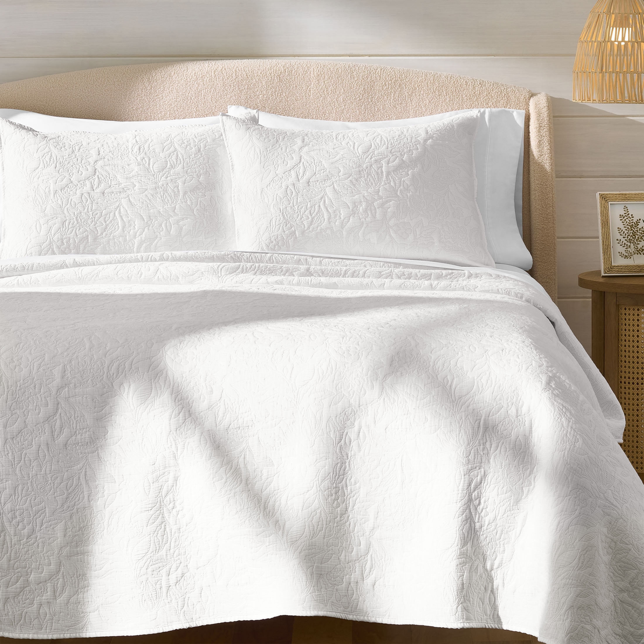 Better Homes & Gardens White Floral Polyester Matelasse Quilt, King - Breathable