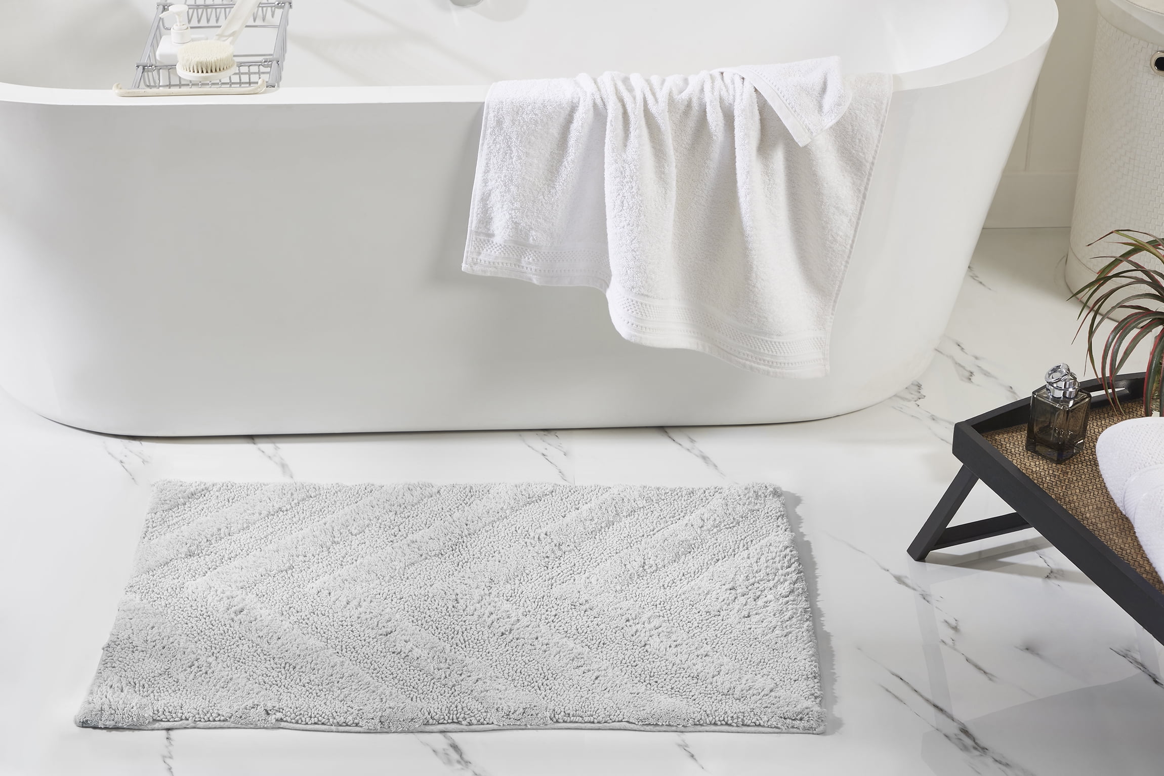 Hugo White Cotton Tufted Non-Slip Bath Rug 21" x 34"