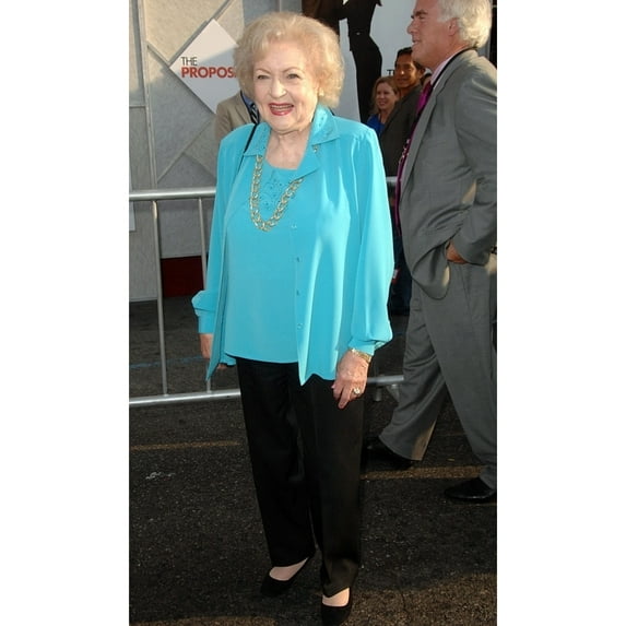 Betty White At Arrivals For The Proposal Premiere El Capitan Theatre Los Angeles Ca June 1 2009. Photo By Dee
