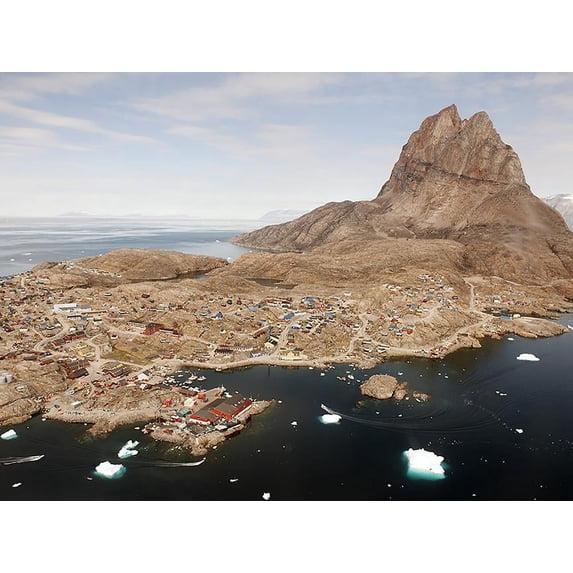 Between Sea and Glacier: Greenland in a Changing World (Hardcover)