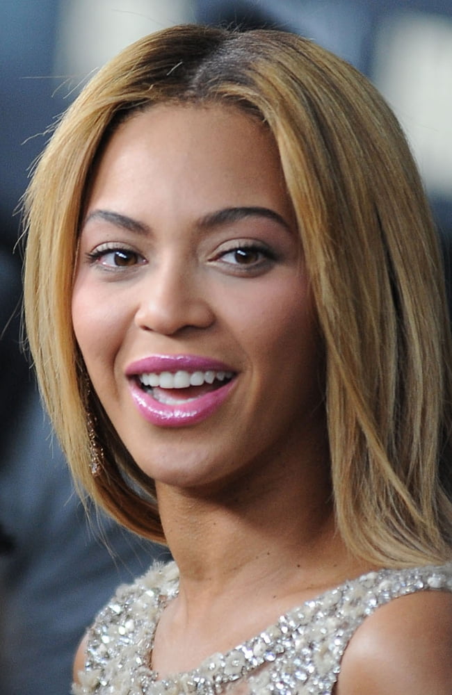 Beyonce At Arrivals For Beyonce Life Is But A Dream Premiere On Hbo Canvas Art - (16 x 20)