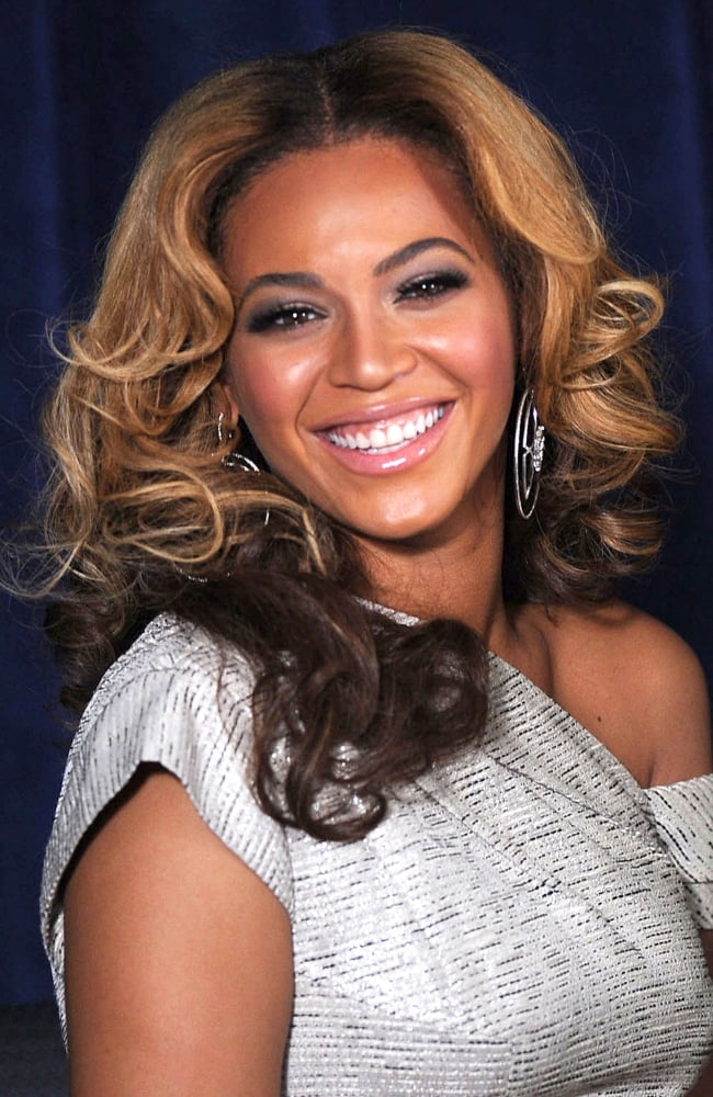 Beyonce Knowles At A Public Appearance For The Beyonce Cosmetology Center Grand Opening Canvas Art -  (16 x 20)