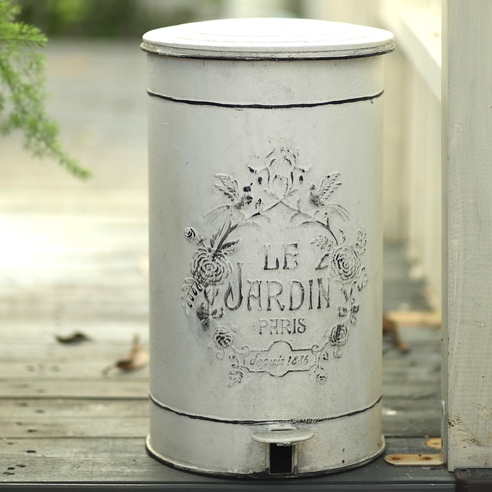 Vintage Metal Step On Trash Can With Lid 4.5 Gallon Farmhouse Rustic Garbage Can Waste Bin for Kitchen Bathroom Bedroom Porch