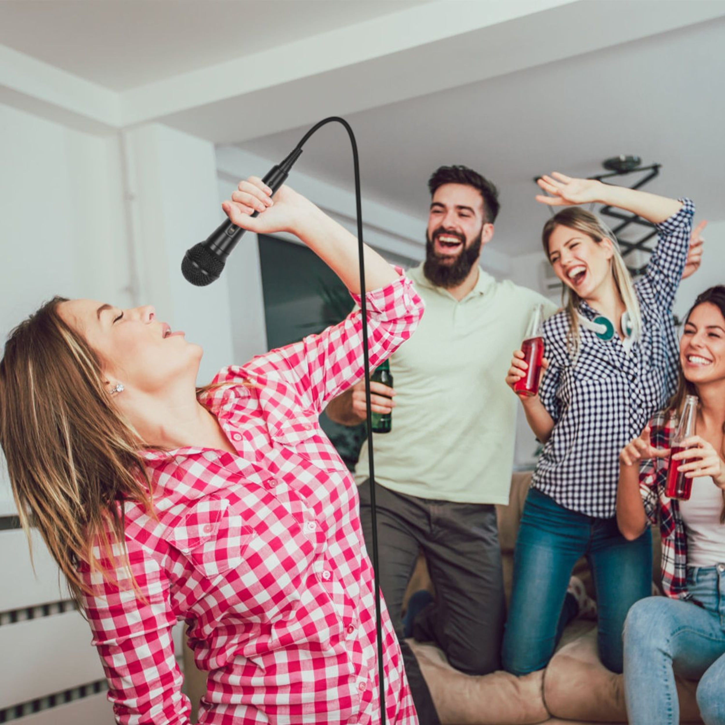 Black Handheld Microphone, Heart-shaped Directional Dynamic Microphone, with A Switch, Suitable for Use in Professional Recording Studios Such As Speakers, Karaoke, and Mixing Consoles.