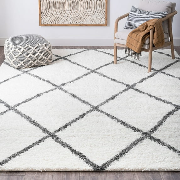 Bliss Rugs Transitional Diamond 4' x 5'3'' White and Gray Polypropylene Indoor Area Rug, 4' x 5'3''