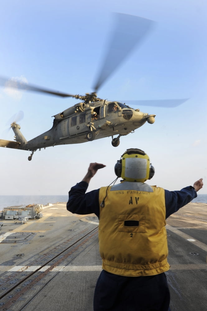 Boatswain?Ø¬æ¬¥?Ø¬æ¬†?Ø¬æ¬¥s Mate directs an MH-60S Sea Hawk aboard USS Farragut Canvas Art - Stocktrek Images (23 x 35)