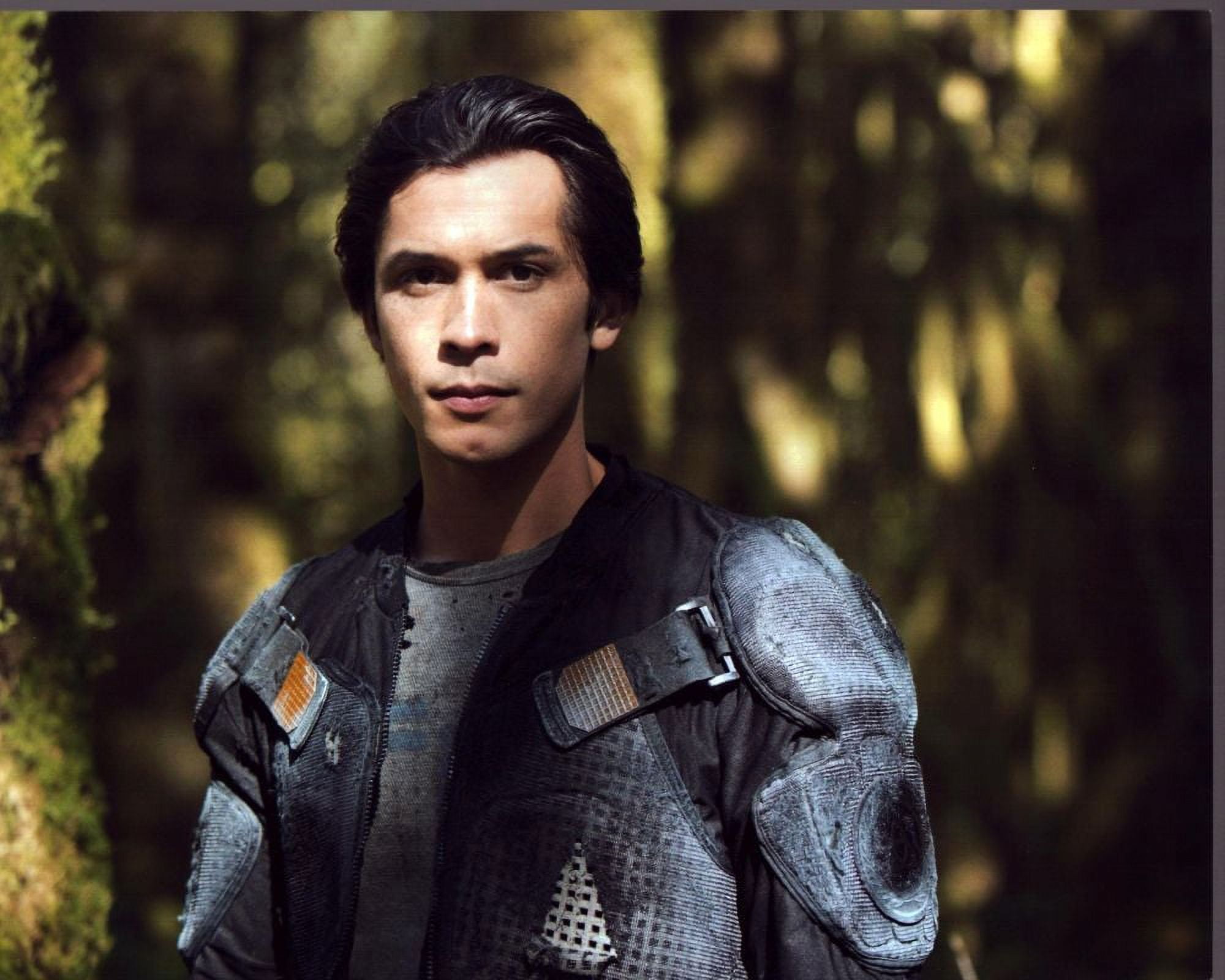 Bob Morley On Set Of The 100 Photo Print (8 x 10) Item MVM50187
