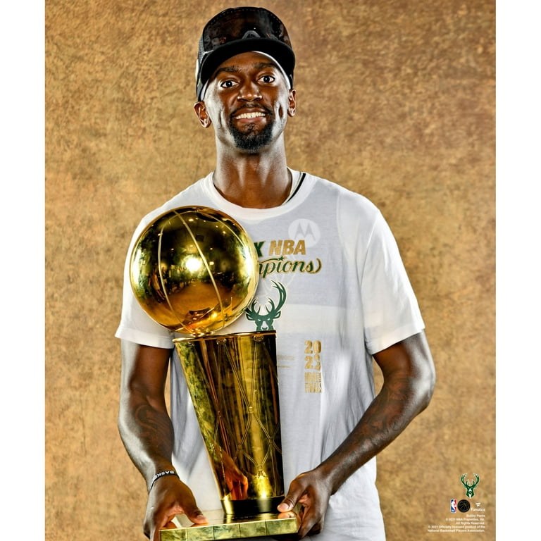 Oscar Robertson Milwaukee Bucks Autographed NBA Finals Champion Replica  Larry O'Brien Trophy