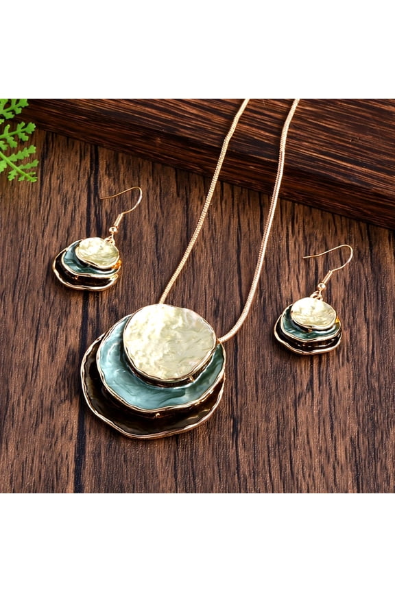 Bohemian style enamel shell layered jewelry set, gradient green and pink color scheme, gold snake chain necklace and drop earrings, suitable for everyday wear and parties.