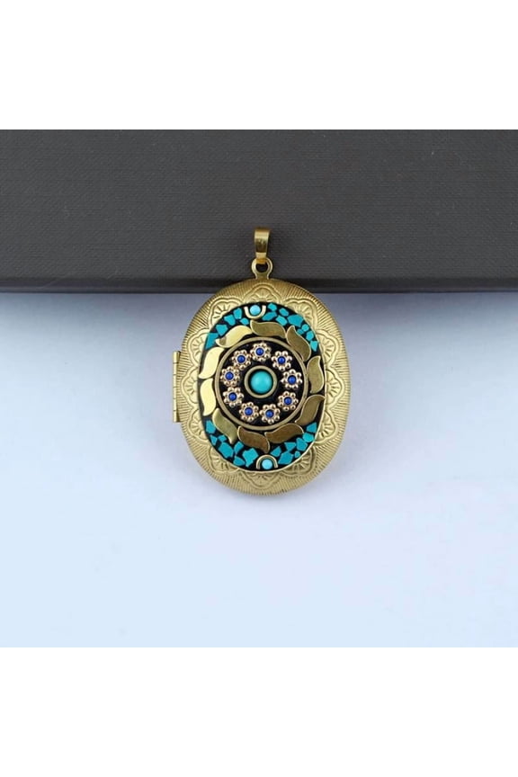 Brass Locket Pendant Photo Box Pendant Nepalese Ethnic Style Handmade Inlay Pendant Exquisite Oval Pendant Necklace Accessories