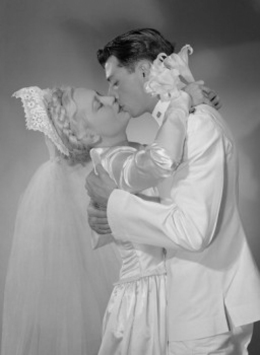 Bride and groom kissing Canvas Art - (18 x 24)