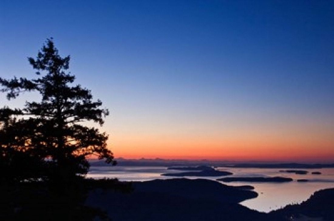 British Columbia Salt Spring Mt Maxwell sunrise Canvas Art - Rob Tilley DanitaDelimont (36 x 24)
