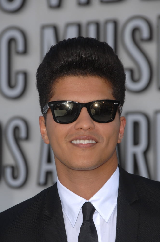 Bruno Mars At Arrivals For 2010 Mtv Video Music Awards VmaS - Arrivals Canvas Art - (16 x 20)