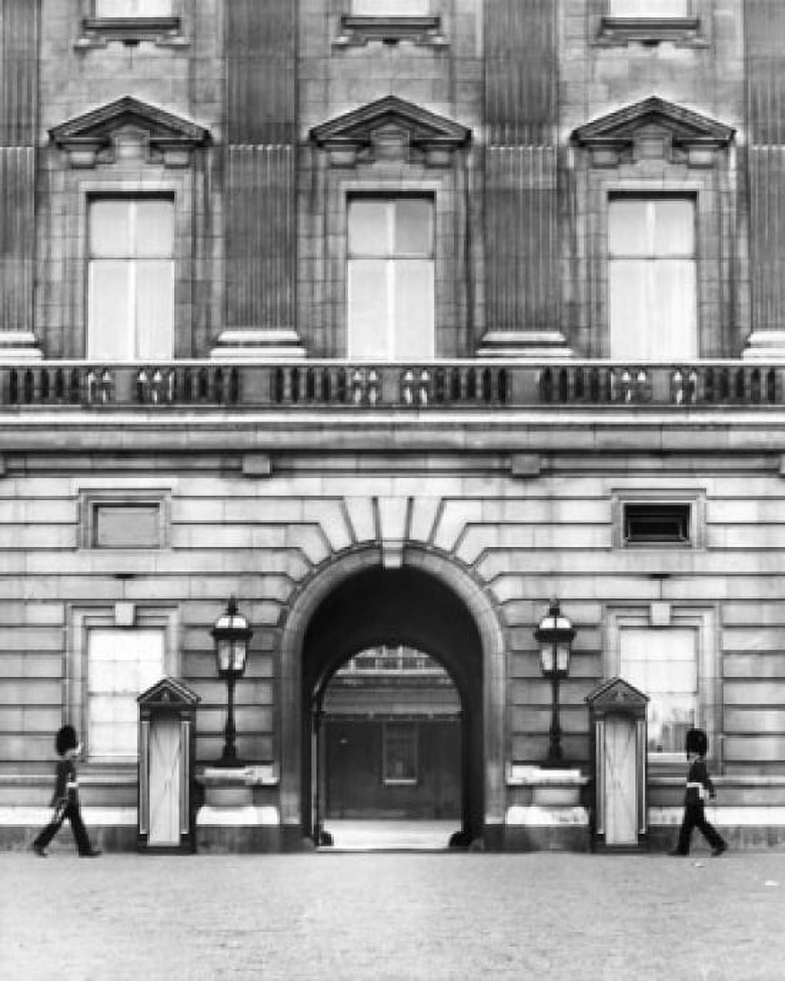 Buckingham Palace London England Canvas Art - (18 x 24)