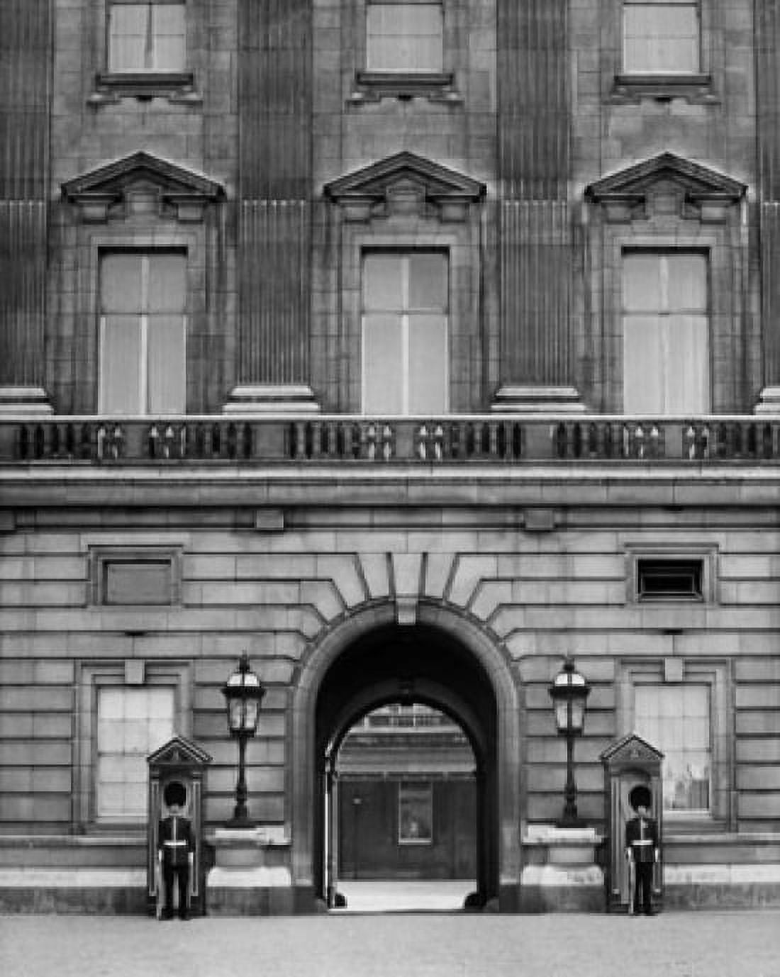 Buckingham Palace London England Canvas Art - (24 x 36)