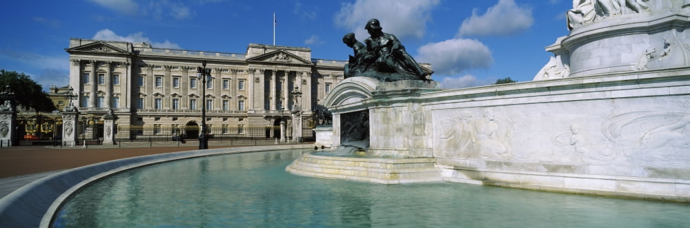 Buckingham Palace and the Queen Victoria Memorial LondonEngland Canvas Art - Panoramic Images (36 x 12)