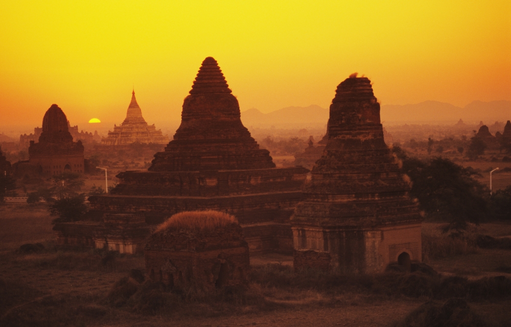 Burma (Myanmar) Bagan Temples at sunset Shwesandaw Paya Canvas Art - Richard Maschmeyer Design Pics (18 x 11)