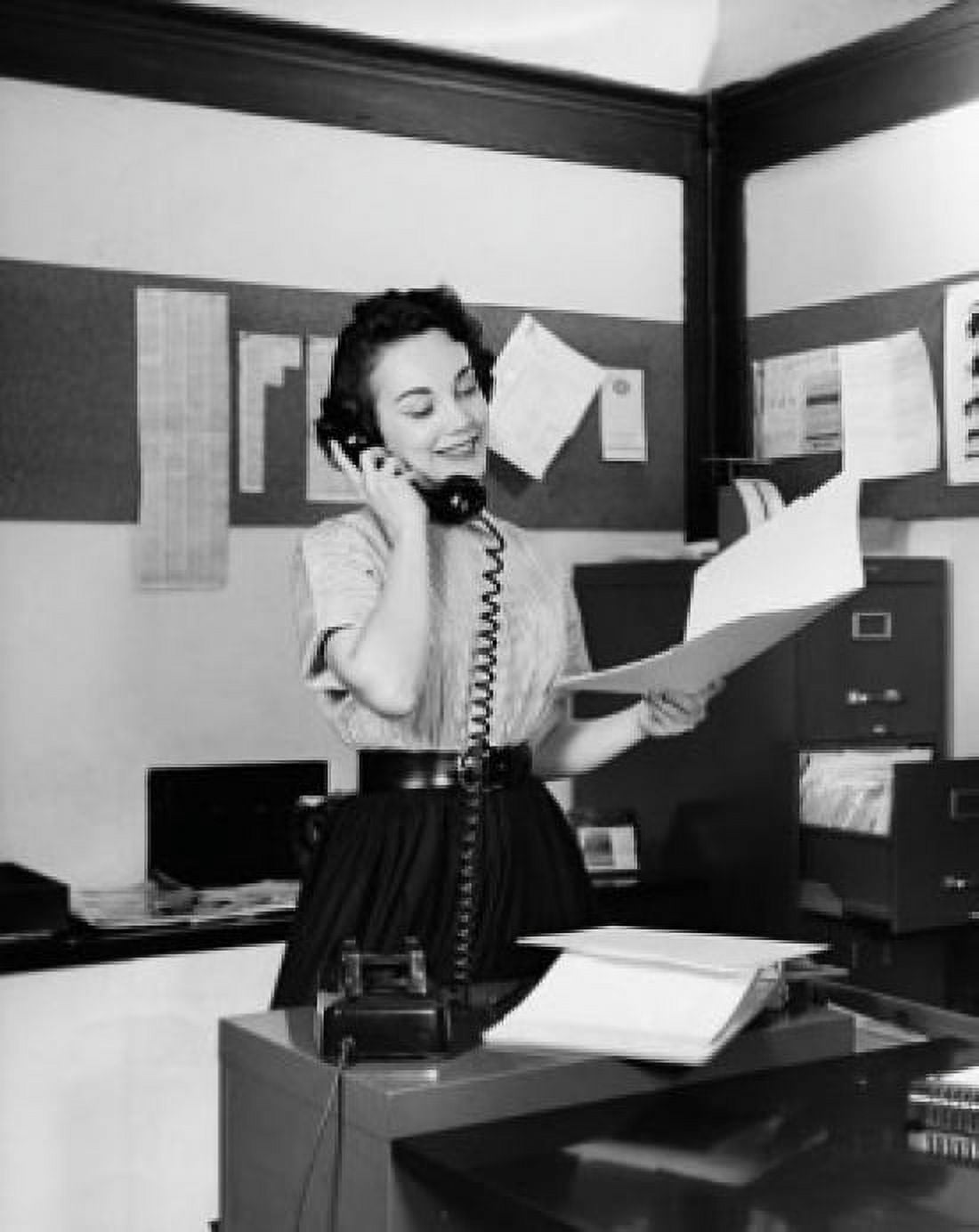 Businesswoman talking on the telephone Canvas Art - (18 x 24)