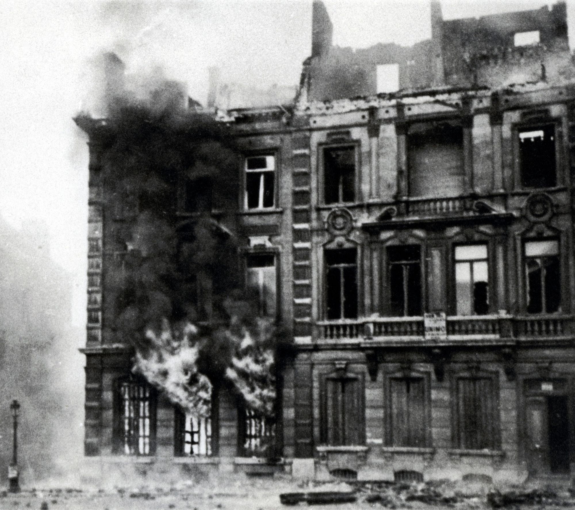 C16995 Belgique Mai 1940 Incendie Dans La Ville De Namur Apres Un Bombardement Canvas Art - (36 x 24)