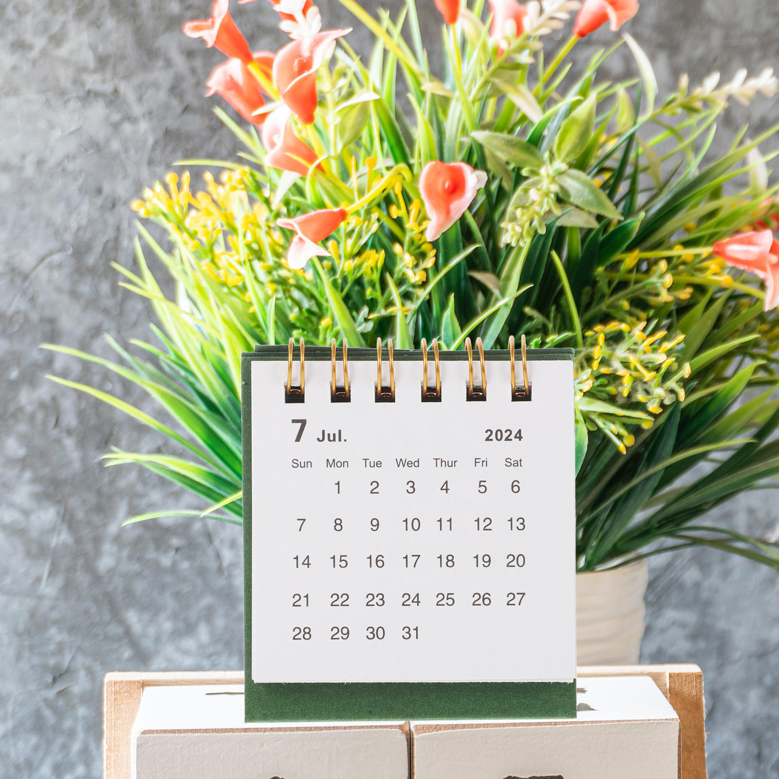 CATIEBYE Green 2025 Small Desk Calendar Flip Over Desktop Calendar for ...