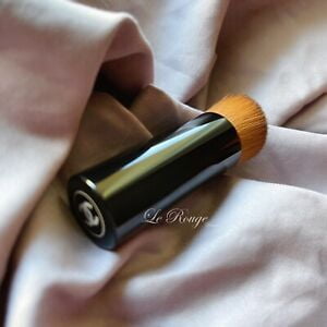 CHANEL Les Beiges Water-Fresh Teint Foundation Brush Travel size 3.75 