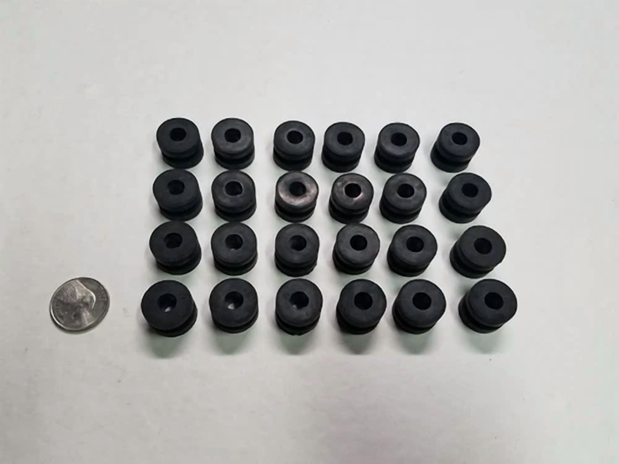 CIRCLE- 24 Rubber Grommets 1/4" Inner Diameter - Fits 1/2" Panel Hole