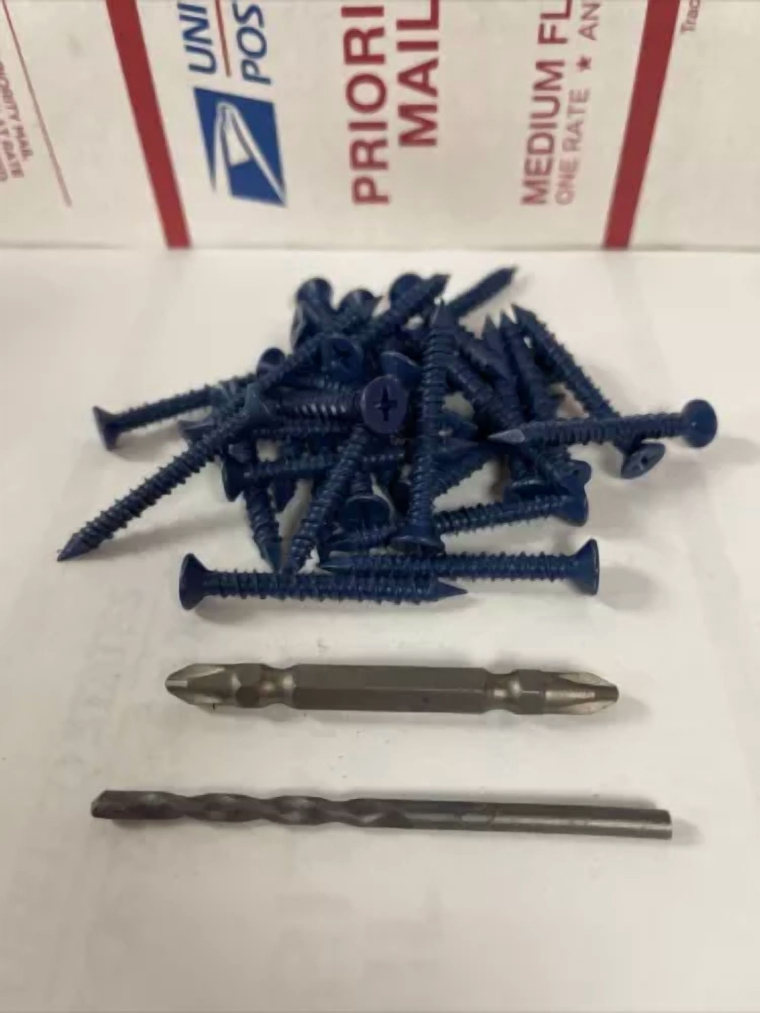 CIRCLE- (30) 3/16"X1-3/4” Concrete/Masonry Screw Anchors (Tapcon) Phillip & Drill Bit