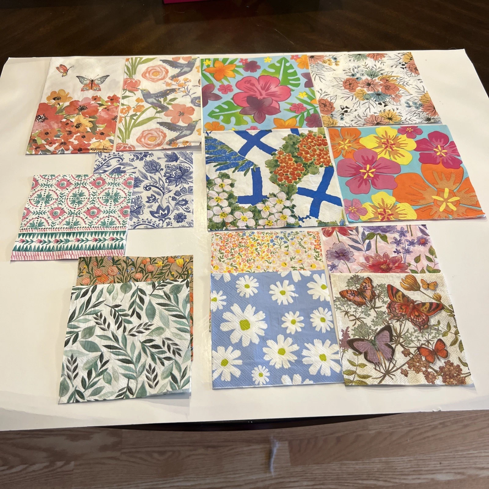CIRCLE- Lot Of 14 Assorted Flower Themed Napkins For Decoupage