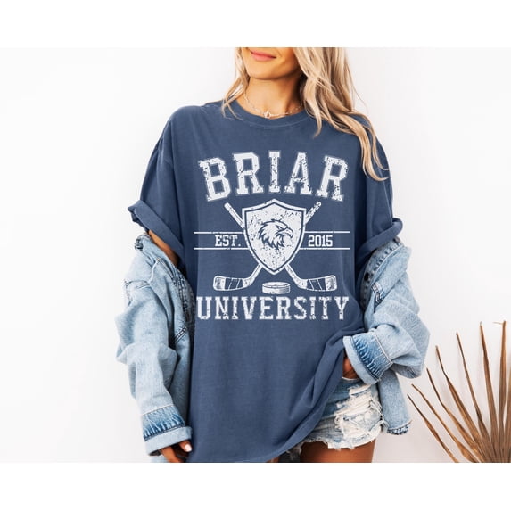 CLOTEX Off-Campus Briar U Hockey Shirt Vintage University T-Shirt College Oversize Tee Game Day Shirt BookTok Romance Novel Gift, Pepper S