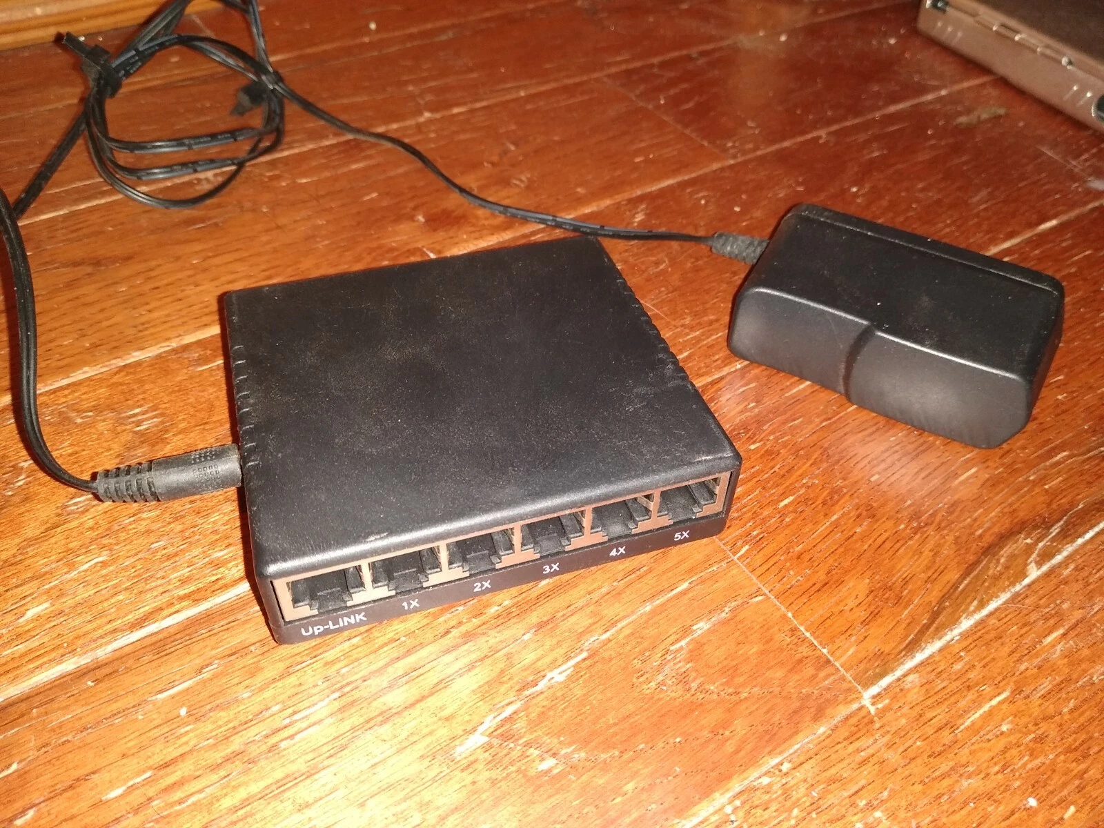 CRESTIN- Rosewill 5 Port 10/100Mbp Network Switch Rc-405X