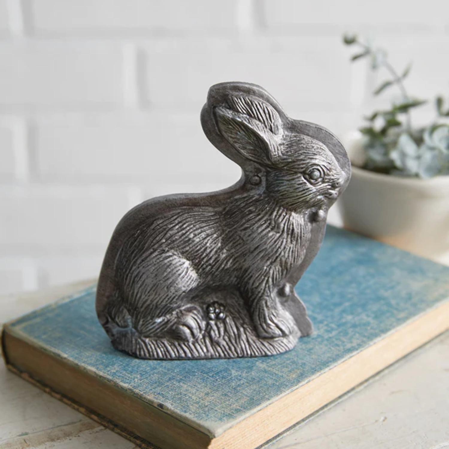 CTW Home 370843 5 in. Vintage Inspired Chocolate Mold Bunny Figurine, Silver