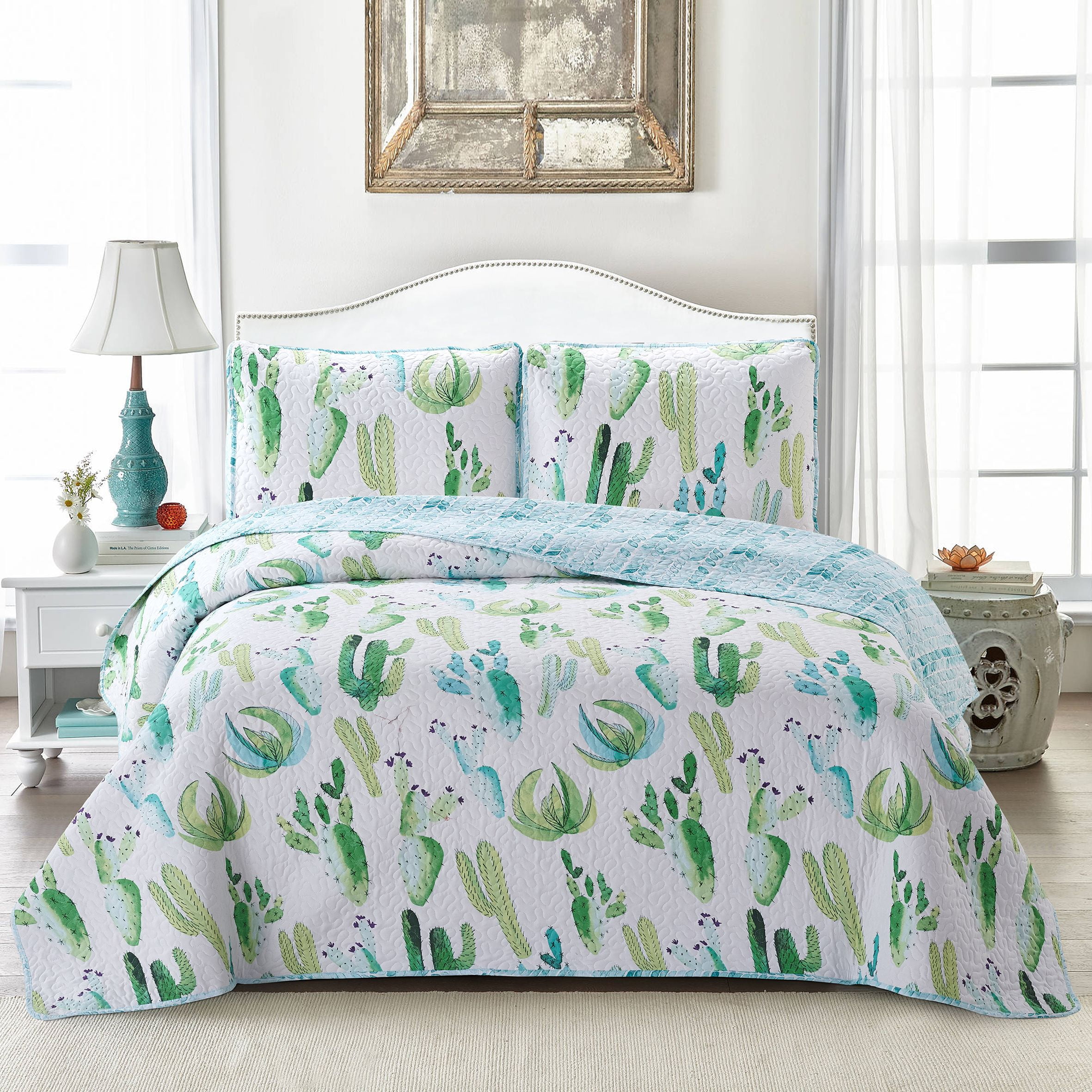 Full White Microfiber Reversible Cactus Quilt Set