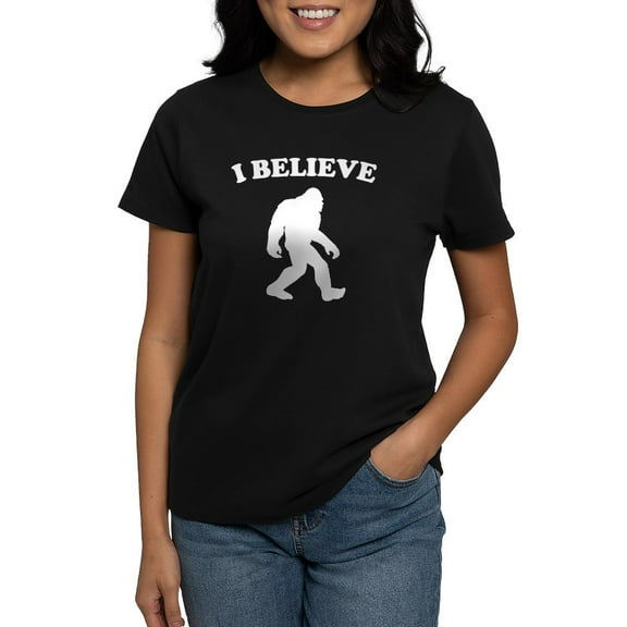 CafePress - Bigfoot I Believe T Shirt - Women's Traditional Fit Dark T-Shirt