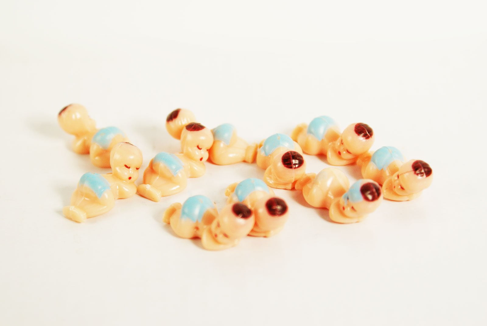 CalCastle Craft Mini Sleeping Baby Figurines Baby Shower Favor Decor Party Decorations (0.75", Blue - 144 pc)