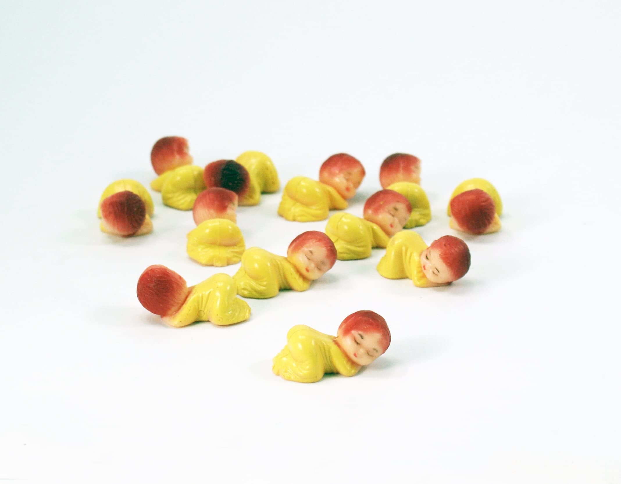 CalCastle Craft Mini Sleeping Baby Figurines Baby Shower Favor Decor Party Decorations (1.5", Yellow - 144 pc)
