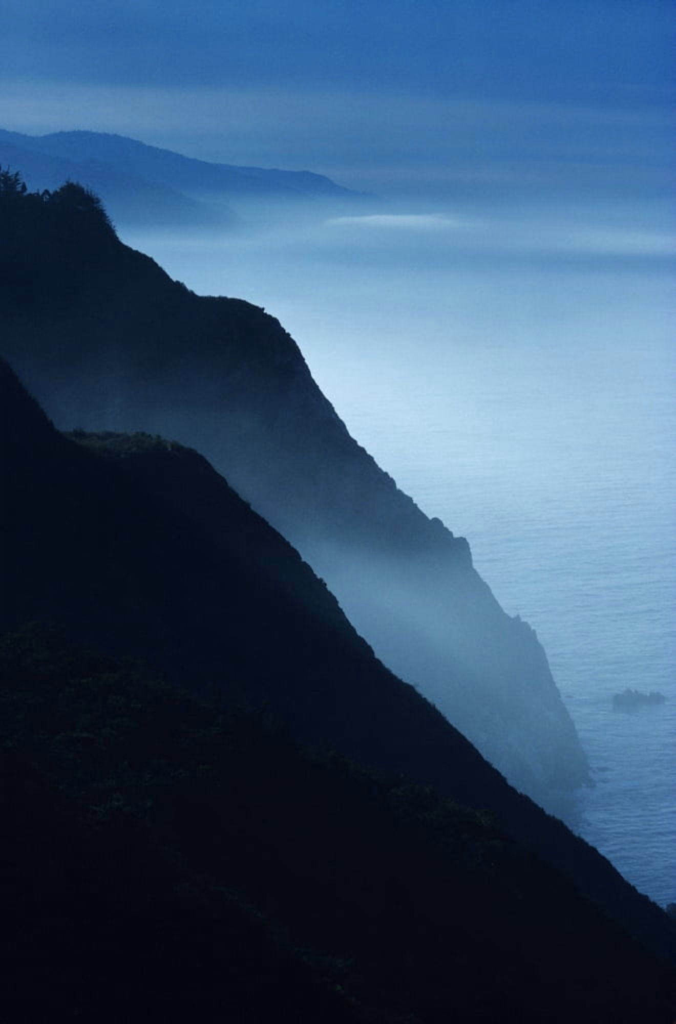 California Big Sur Coast Silhouetted Cliffs Along Foggy Ocean Shoreline Canvas Art - Larry Dale Gordon Design Pics (11 x 17)