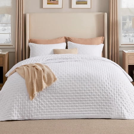 California King Quilt in Bright White with Clover Pattern 111x106 Inches Lightweight All-Season Bedspread